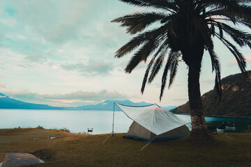 &ldquo;Vista panor&aacute;mica del Lago Atitl&aacute;n con los volcanes al fondo.&rdquo;