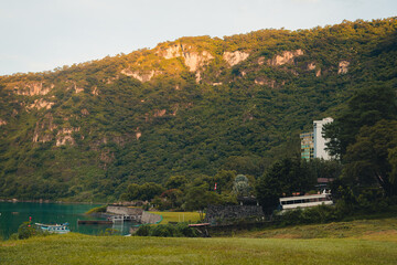 &ldquo;Vista panor&aacute;mica del Lago Atitl&aacute;n con los volcanes al fondo.&rdquo;
