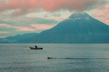 &ldquo;Vista panor&aacute;mica del Lago Atitl&aacute;n con los volcanes al fondo.&rdquo;