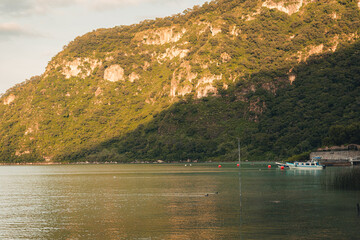 &ldquo;Vista panor&aacute;mica del Lago Atitl&aacute;n con los volcanes al fondo.&rdquo;