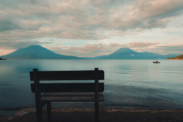 &ldquo;Vista panor&aacute;mica del Lago Atitl&aacute;n con los volcanes al fondo.&rdquo;