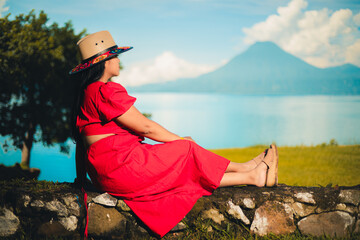 &ldquo;Vista panor&aacute;mica del Lago Atitl&aacute;n con los volcanes al fondo.&rdquo;