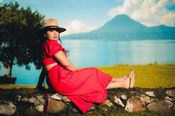 &ldquo;Vista panor&aacute;mica del Lago Atitl&aacute;n con los volcanes al fondo.&rdquo;