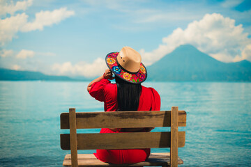 &ldquo;Vista panor&aacute;mica del Lago Atitl&aacute;n con los volcanes al fondo.&rdquo;
