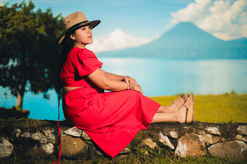 &ldquo;Vista panor&aacute;mica del Lago Atitl&aacute;n con los volcanes al fondo.&rdquo;