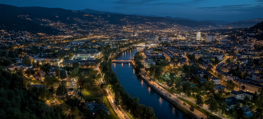 Fototapeta premium Night Cityscape Panorama: A mesmerizing night panorama of a vibrant city. Gleaming lights sparkle across the urban landscape.