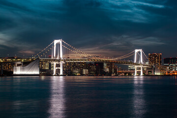 Obraz premium レインボーブリッジと街並みの夕景