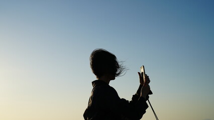 大間の港で写真を撮る女性