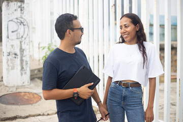pareja de jovenes enamorados 