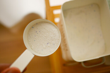 Measuring laundry detergent for a washing machine load
