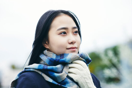 マフラーをして通学する女子高生