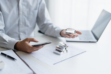 Silver bar Trading business man hand offering silver&nbsp;Investment financial report Trading Pure silver precious metals investment&nbsp; on the stock exchange&nbsp;Rising prices.