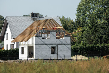 Budowa domu. Budowa domu jednorodzinnego. Polskie Prawo Budowlane. Więźba dachowa. Nowy dach. Budowa dachu. Dom. Dom jednorodzinny. © Leszek Szelest