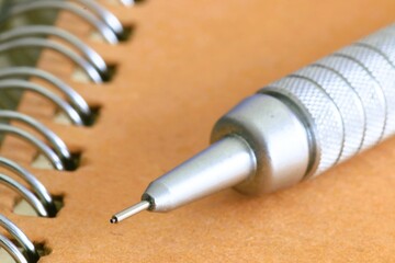 筆記用具　リングノートとシャープペンシル　ビジネスアイテム　3:2