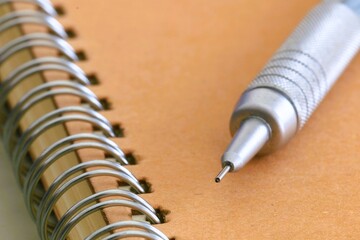筆記用具　リングノートとシャープペンシル　ビジネスアイテム　3:2