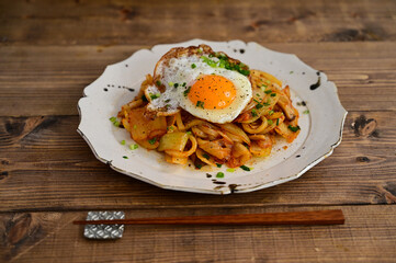 キムチ焼きうどん目玉焼きのせ