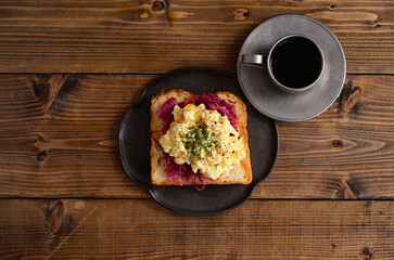 紫キャベツのピクルスと卵サラダのオープンサンド