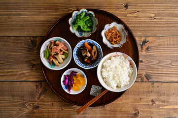 ひじきの煮物と小皿