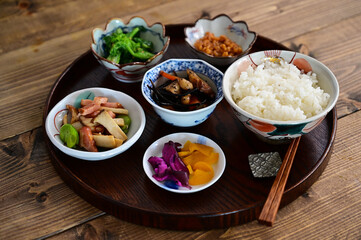 ひじきの煮物と小皿