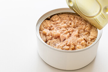 ツナ　ツナ缶　シーチキン　白背景
