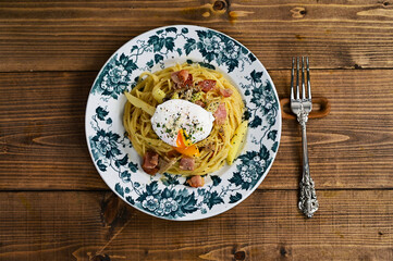 ホワイトアスパラのパスタとポーチドエッグ