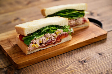 ツナマヨコーンとトマトのサンドイッチ