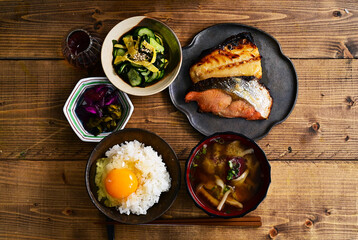 一汁二菜 卵かけご飯、鮭とサバの味噌漬け
