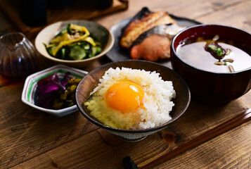一汁二菜 卵かけご飯、鮭とサバの味噌漬け