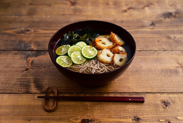 すだちとちくわの蕎麦
