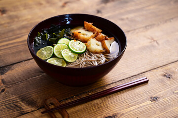 すだちとちくわの蕎麦