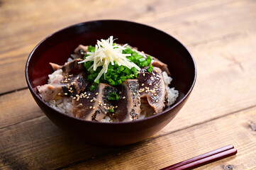 カツオのたたき漬け丼と新生姜