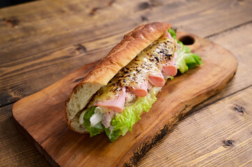 ロースハムと炙りチーズのバケットサンド