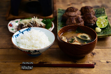 一汁二菜 椎茸の肉詰めとカツオのタタキの漬け