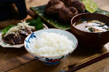 一汁二菜 椎茸の肉詰めとカツオのタタキの漬け