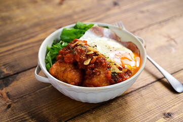 唐揚げ丼トマトソースがけ