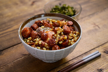 ソーセージとコーン丼