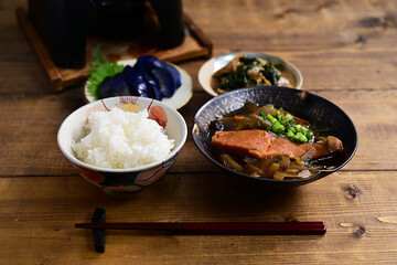 鮭の煮物、鯛の胡麻和えと茄子の漬物