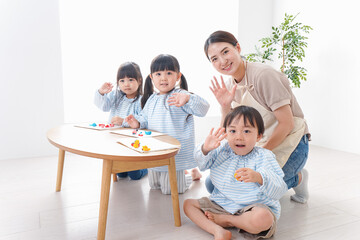 幼稚園の先生と児童