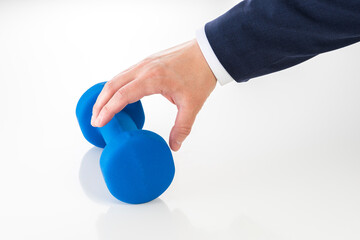 ダンベルを持ち上げるビジネスマン