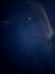 Obraz premium Rolling hills landscape under blue sky — pastoral countryside scenery