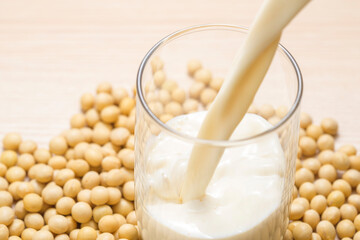 豆乳をグラスにそそぐ