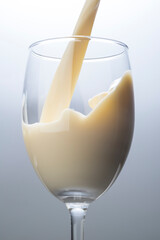 豆乳をグラスに注ぐ