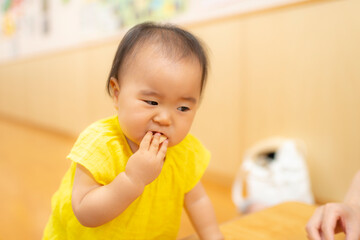 Fototapeta premium お菓子を食べる子供