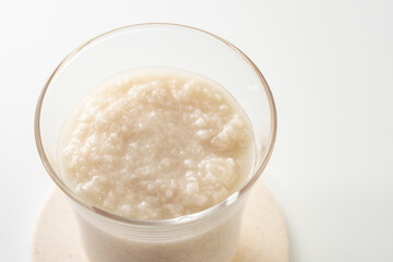 グラスに入れた甘酒のアップ