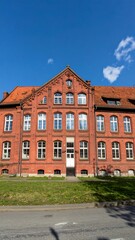 Naklejka premium Old brick building under a clear sky
