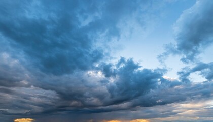 Obraz premium Wilder Wolkenhimmel in der Abenddämmerung nach Sonnenuntergang, Himmelsersatz