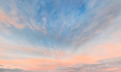 Obraz premium Abendhimmel mit stimmungsvollem Abendrot und heranziehenden Wolken, Himmelsersatz