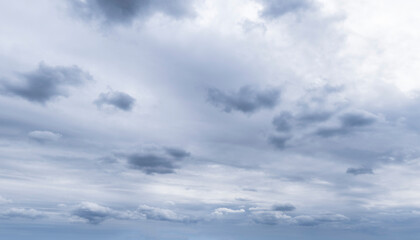 Himmel mit Wolken, typisch für trübes, windiges Regenwetter, Himmelsersatz, zur Nachbearbeitung