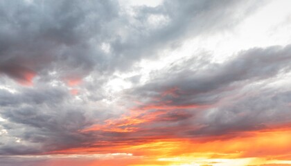 Dramatisch leuchtender Himmel am Abend während des Sonnenuntergangs, Himmelsersatz, zur...