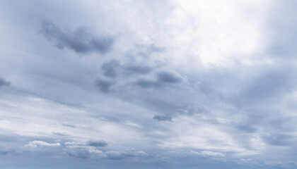 Himmel mit Wolken, typisch für trübes, windiges Regenwetter, Himmelsersatz, zur Nachbearbeitung